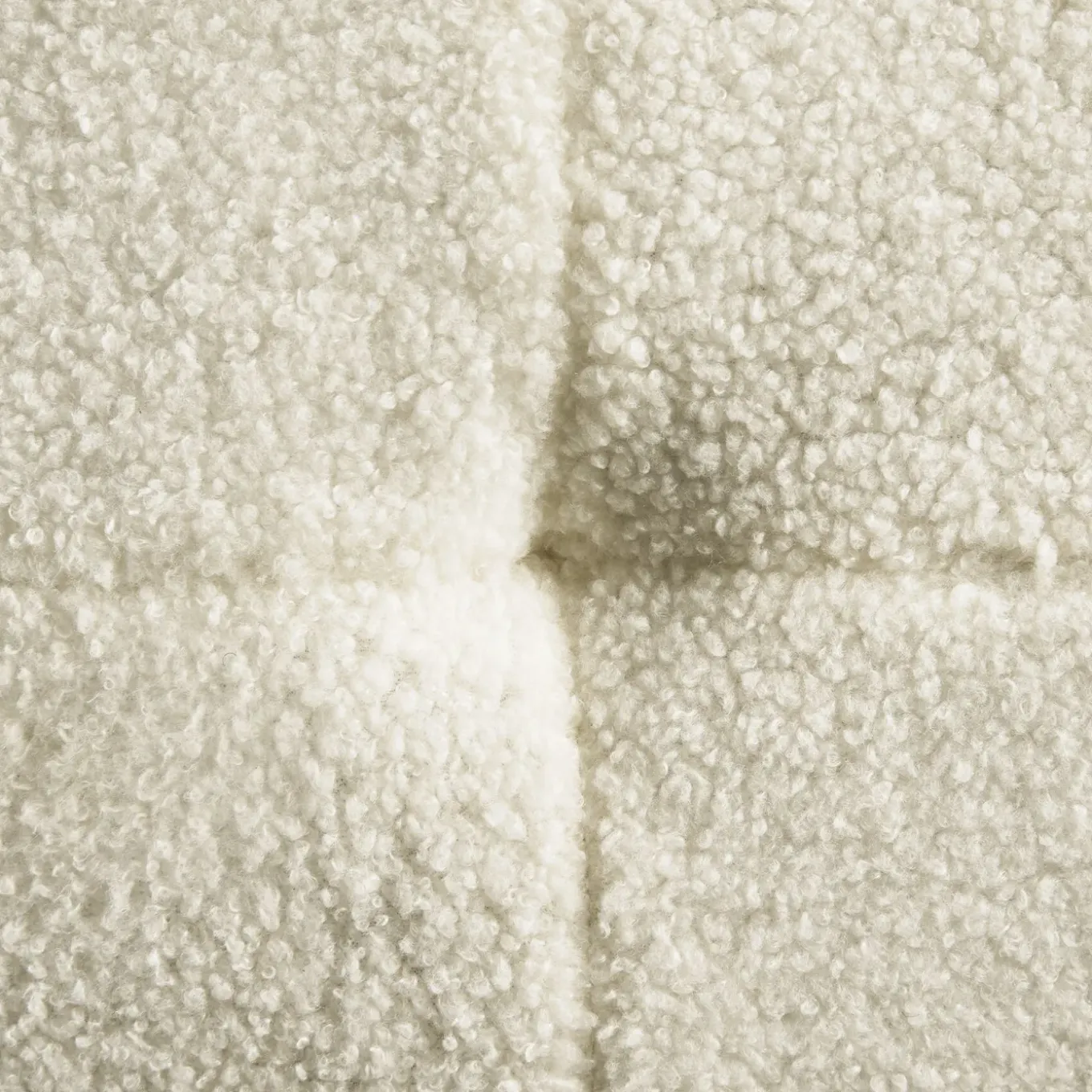 Bankje Bouclé Crème Met Dichte Schuimvulling En Stalen Poten Met Kunststofdoppen - 95x38x45 Cm