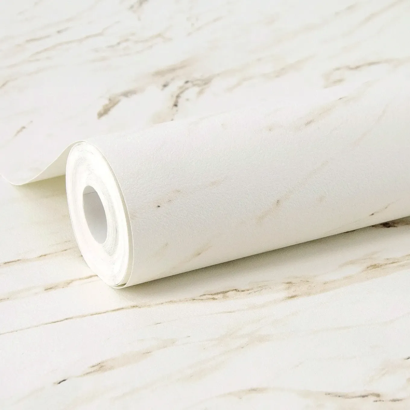 Easy Décor Vliesbehang Carrara Marmer - Wit - Goud - 10,05m x 52cm