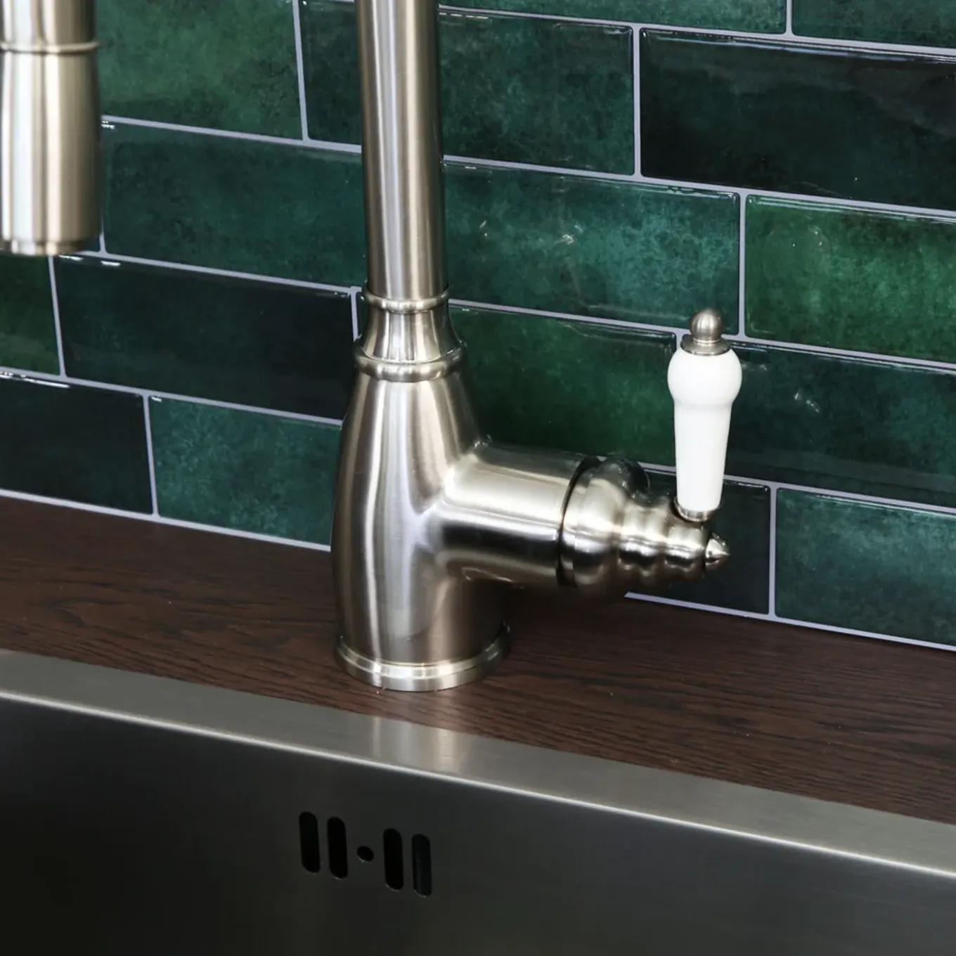 Essebagno Ascott Roestvrijstalen Ééngreeps Wastafelmengkraan Met Uittrekbare Handdouche