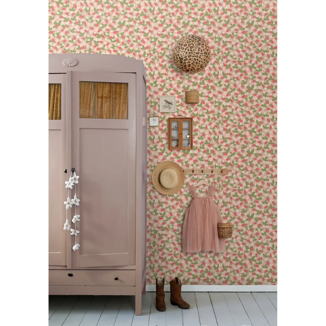 Estahome Behang Aardbeien Groen En Roze - 50 X 900 Cm - 132172