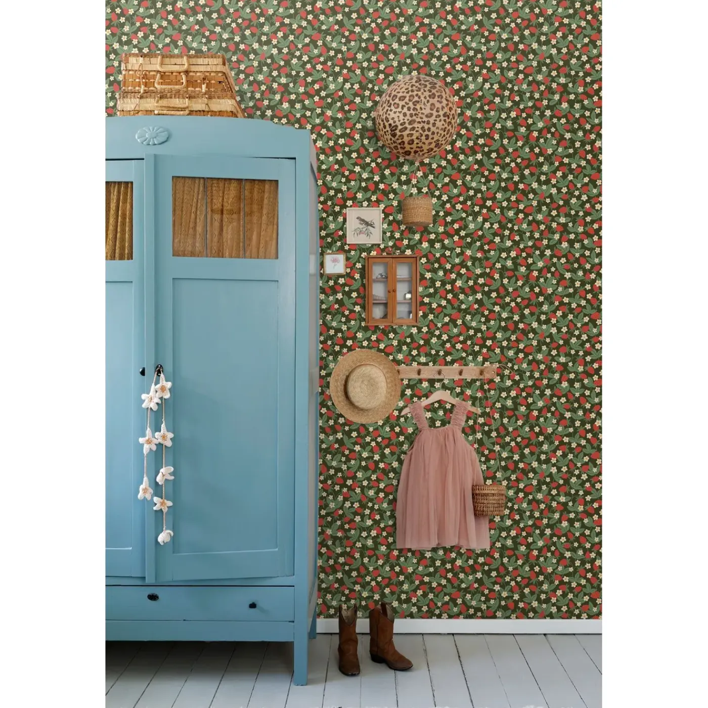 ESTAhome Behang Aardbeien Groen En Rood - 50 X 900 Cm - 132168