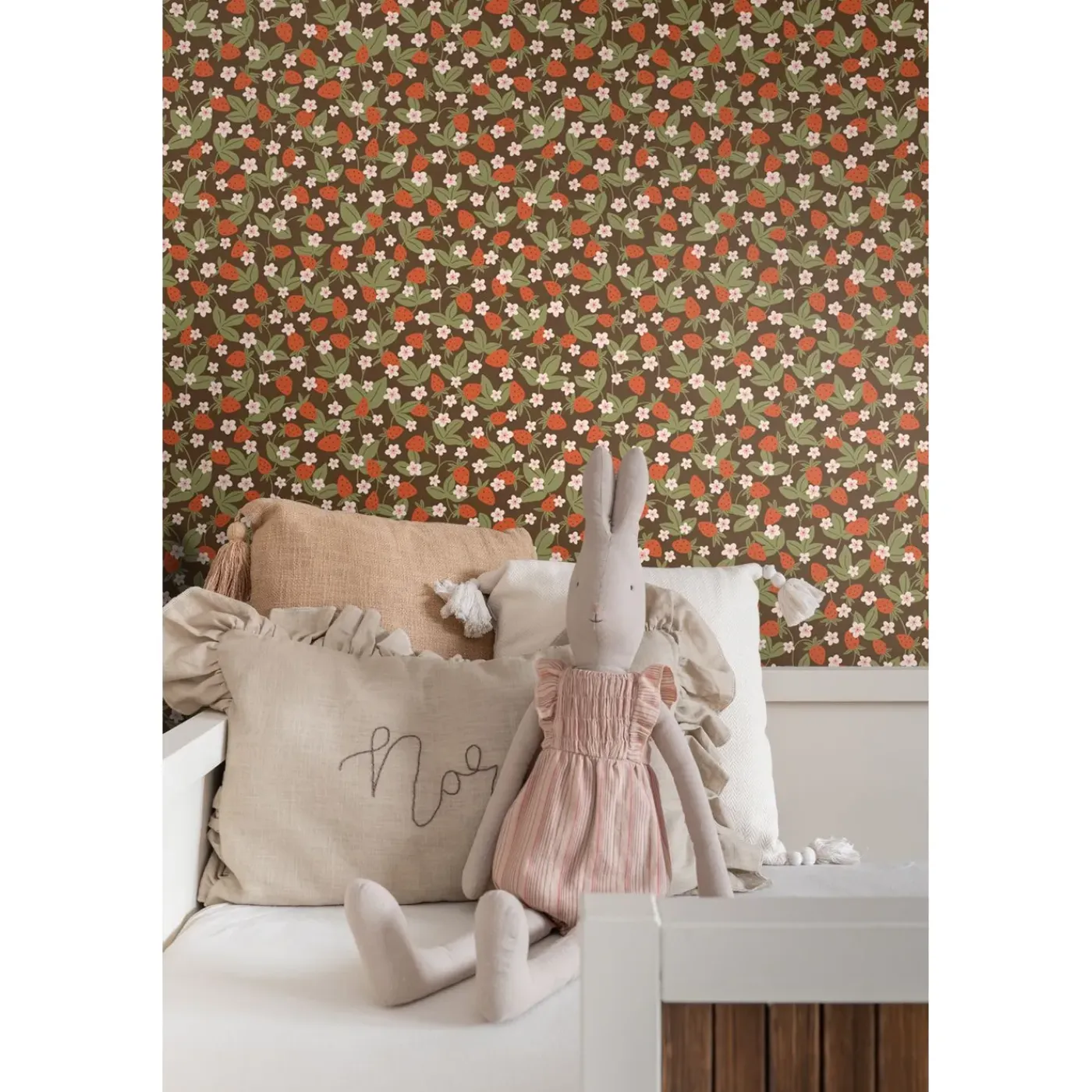 ESTAhome Behang Aardbeien Vergrijsd Olijfgroen En Rood - 50 X 900 Cm - 132169