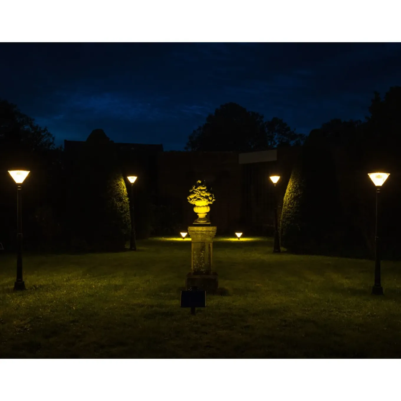 Iplux Solar Lantaarnpaal Paris 200cm - Hoge Kwaliteit Solar Tuinverlichting - Brandduur 15 Uur