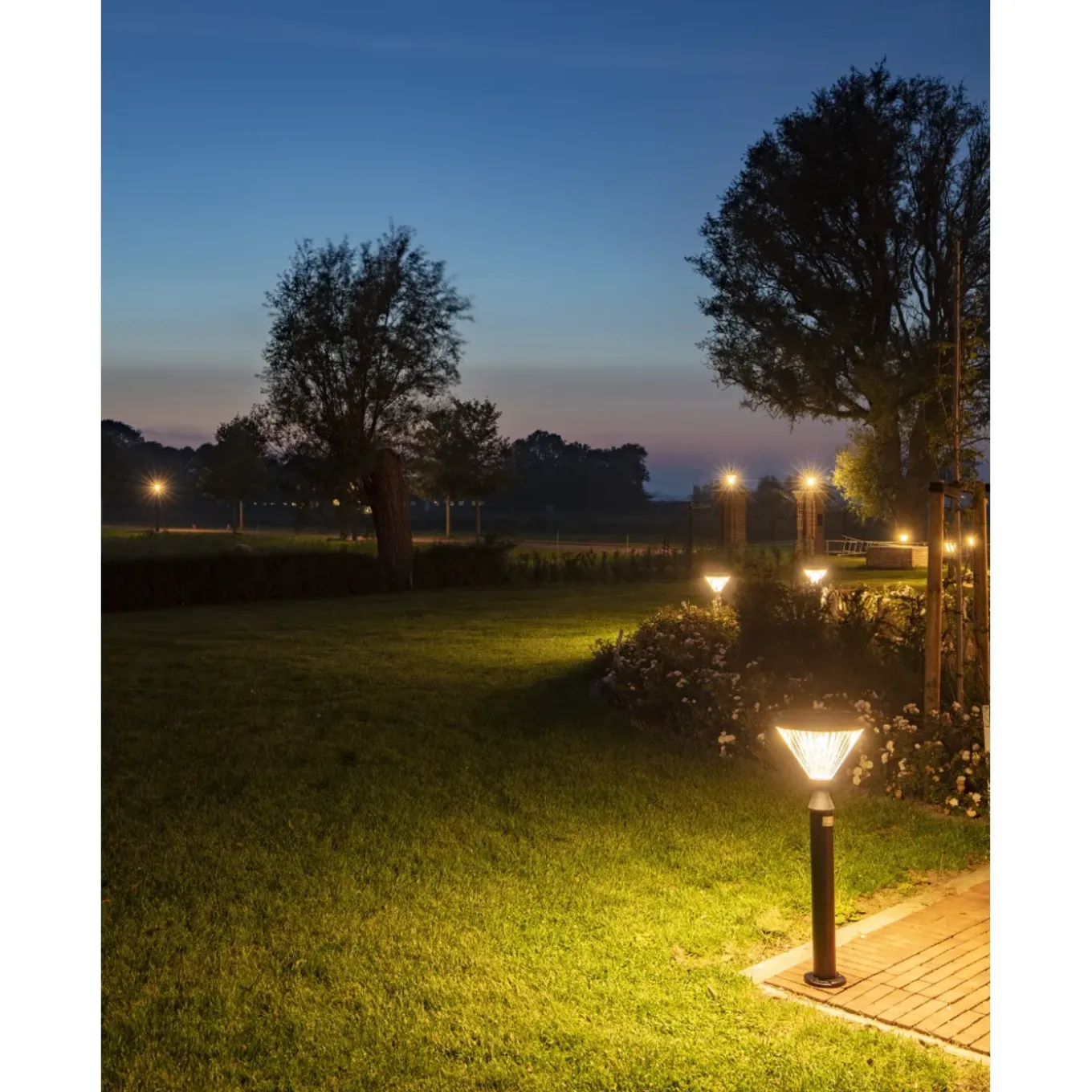 Iplux Solar Wandlamp Paris 37cm - Hoge Kwaliteit Solar Tuinverlichting - Brandduur 15 Uur