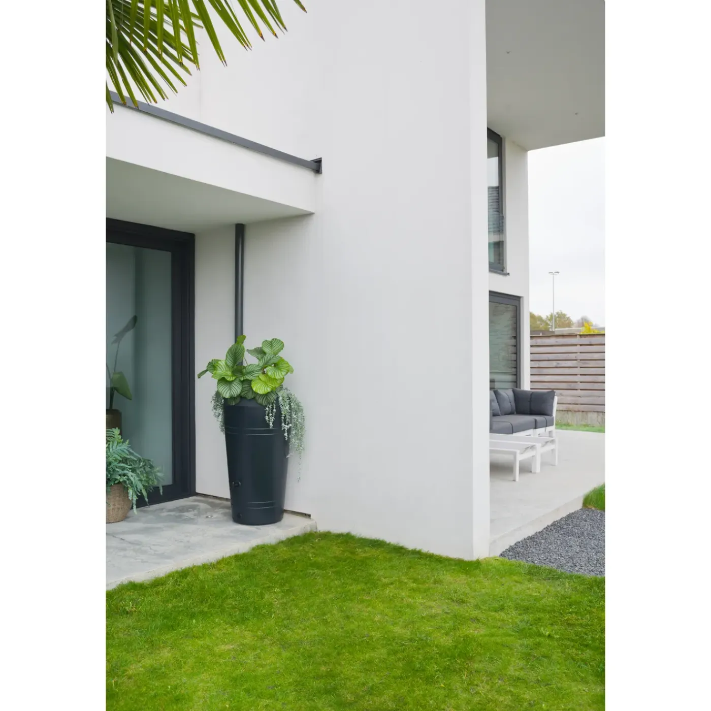Nature Regenton - Vaas - 230L - Antraciet PE met plantenbak - 60x44x110cm