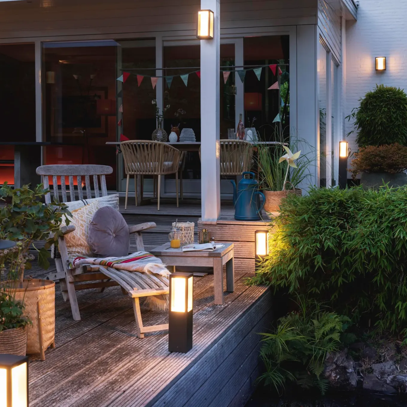 Philips Hue Impress wandlamp - wit en gekleurd licht - zwart - smal