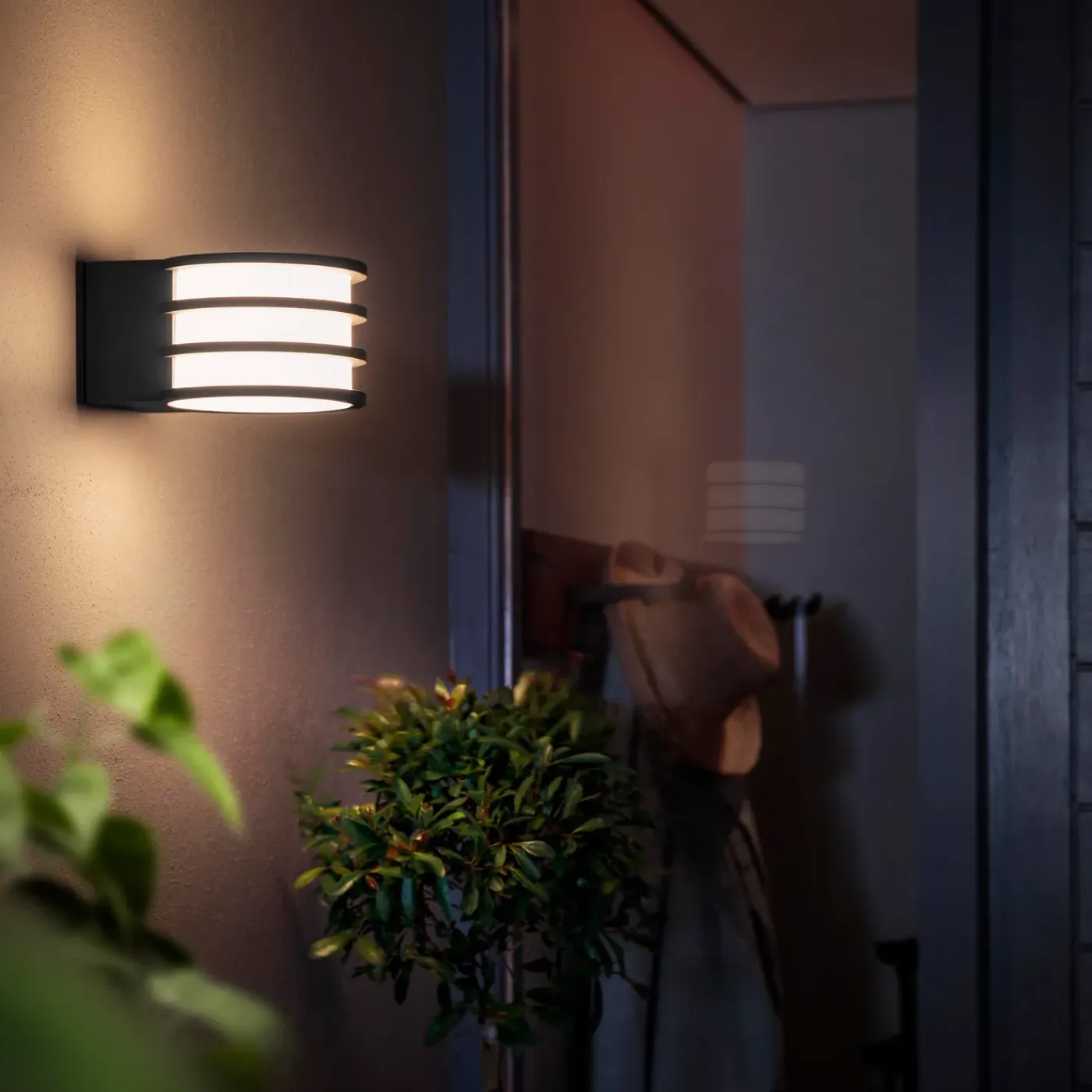 Philips Hue Lucca wandlamp - warmwit licht - zwart