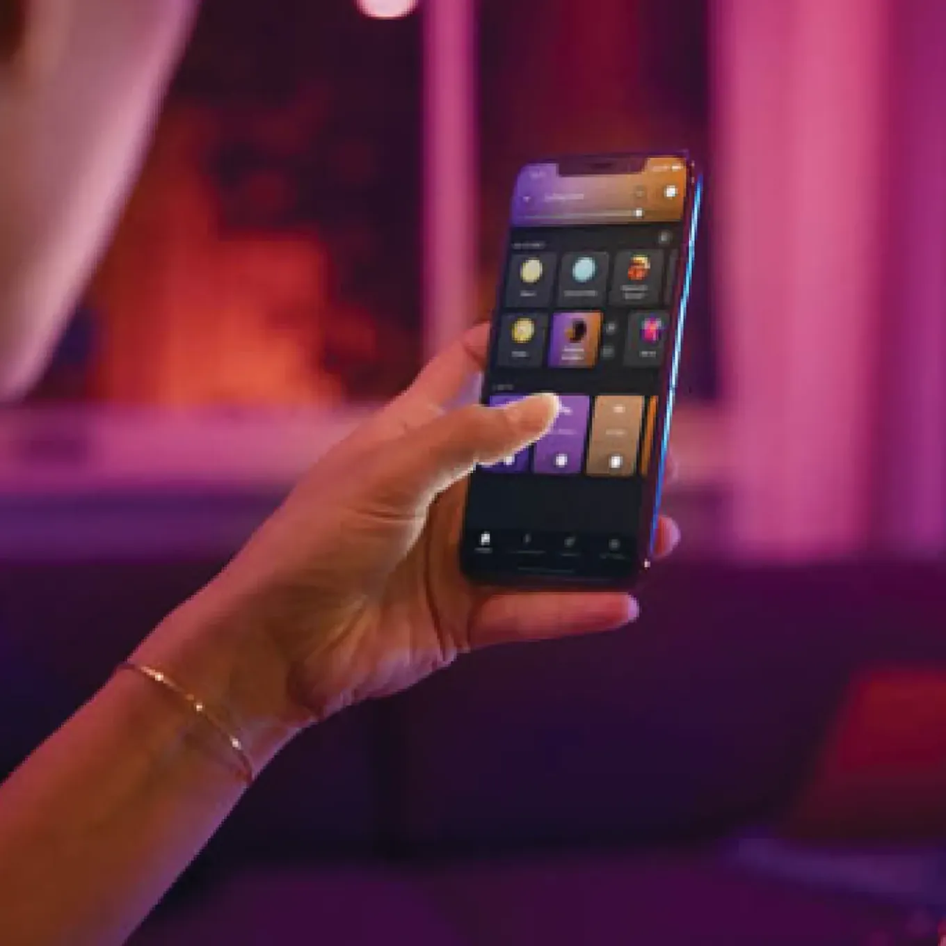 Philips Hue starterkit wit en gekleurd licht E27 9W 2 stuks met Hue Bridge en Hue Dimmer switch