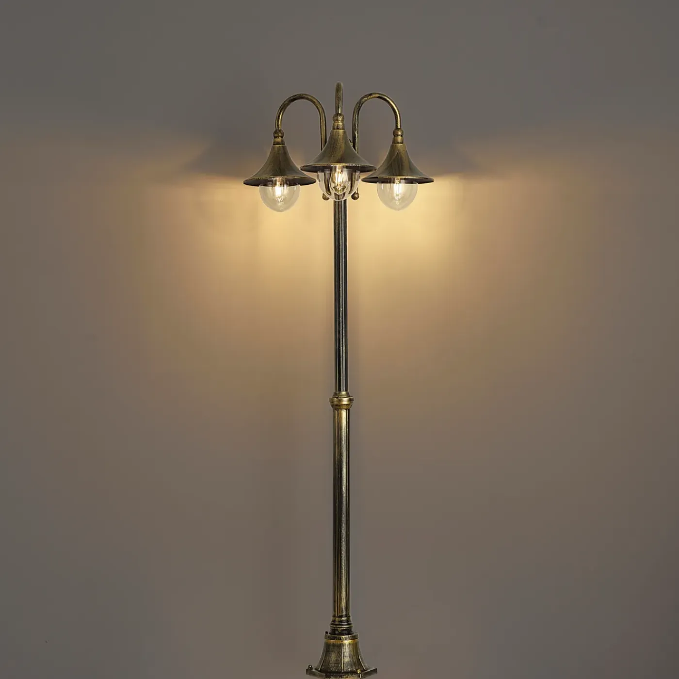 QAZQA Klassieke Buitenlantaarn Zwart Met Antiek Goud 200cm 3-lichts Ip44 - Daphne