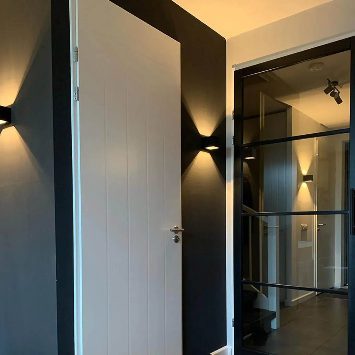 Qazqa Moderne Wandlamp Zwart Met Lichteffect - Transfer