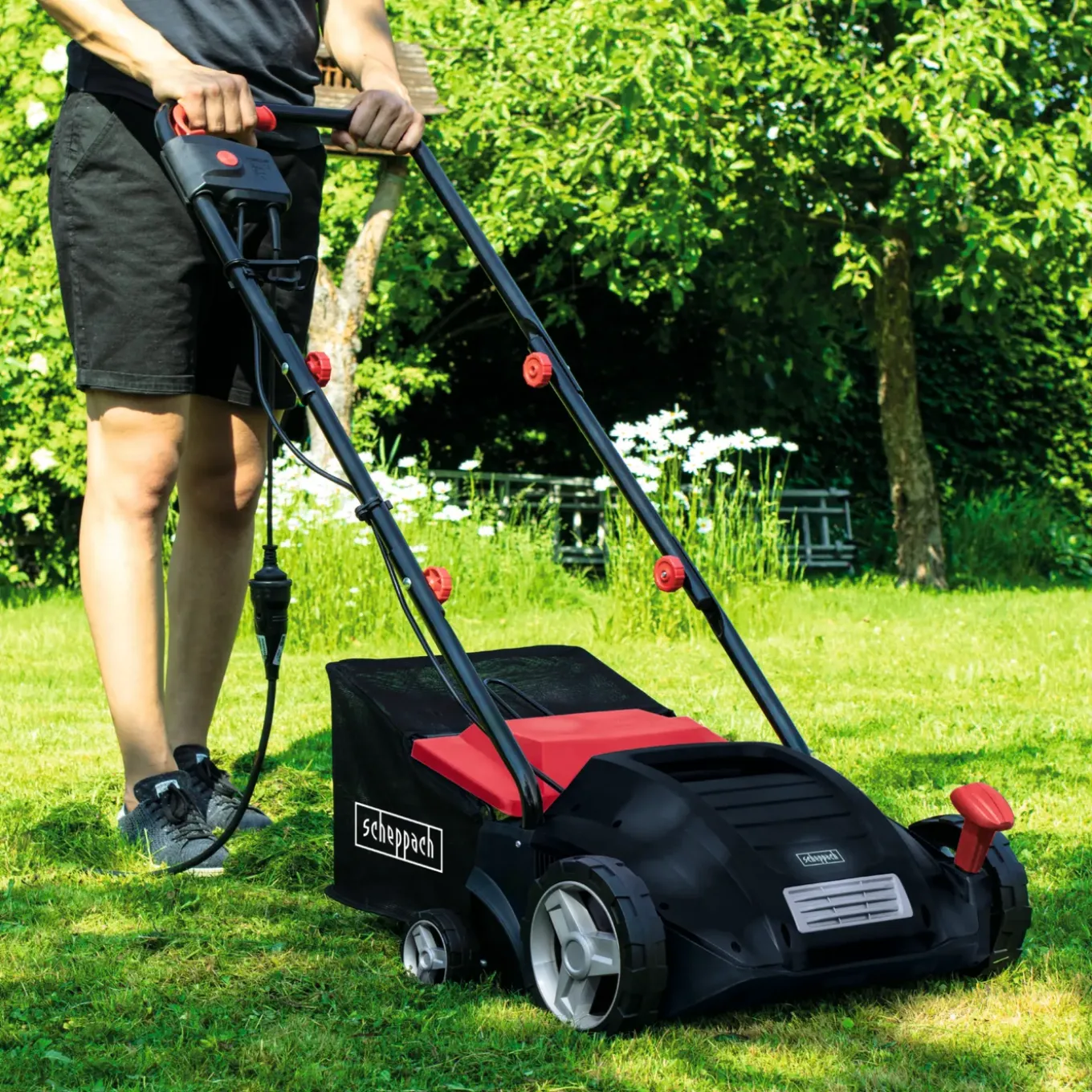 Scheppach Elektrische Verticuteermachine SC32 - Beluchter - 1500W - 32cm - instelbare diepte
