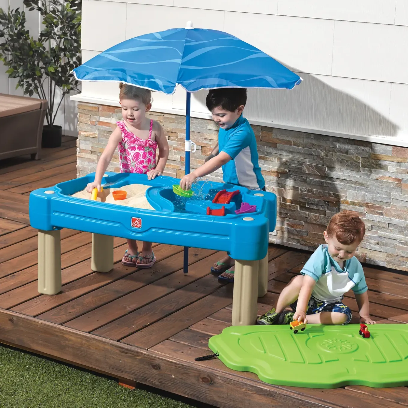 Step2 Cascading Cove Zand & Watertafel Met Parasol 107cm Blauw