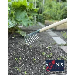 Synx Tools Tuinhark 8 Tanden Verzinkt + Nylon Bezem 45 Cm – Hark Steel150 Cm – Buitenbezem 150 Cm