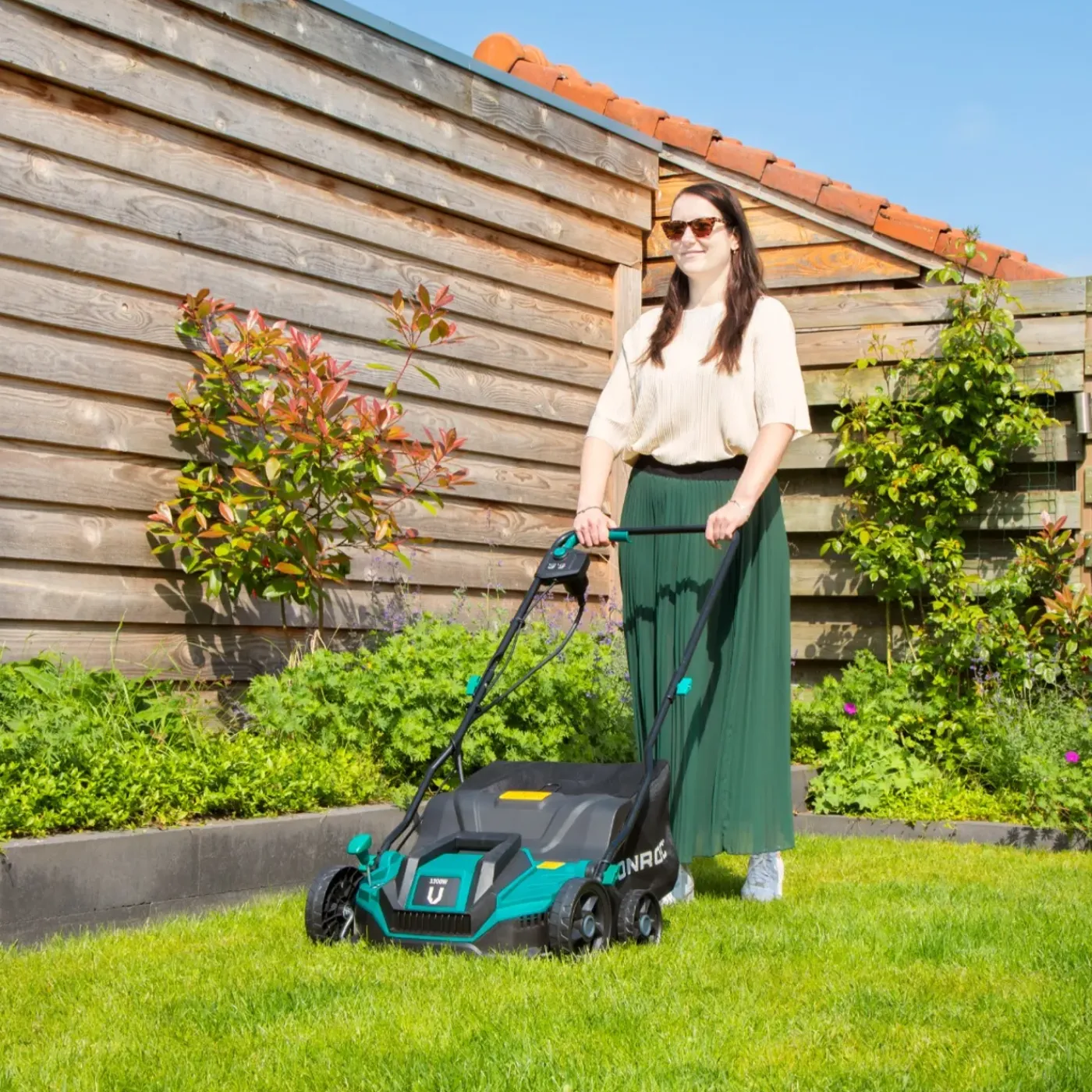 VONROC Elektrische Verticuteermachine / Gazonbeluchter 1300w - 32 Cm | Incl. 35l Opvangbak