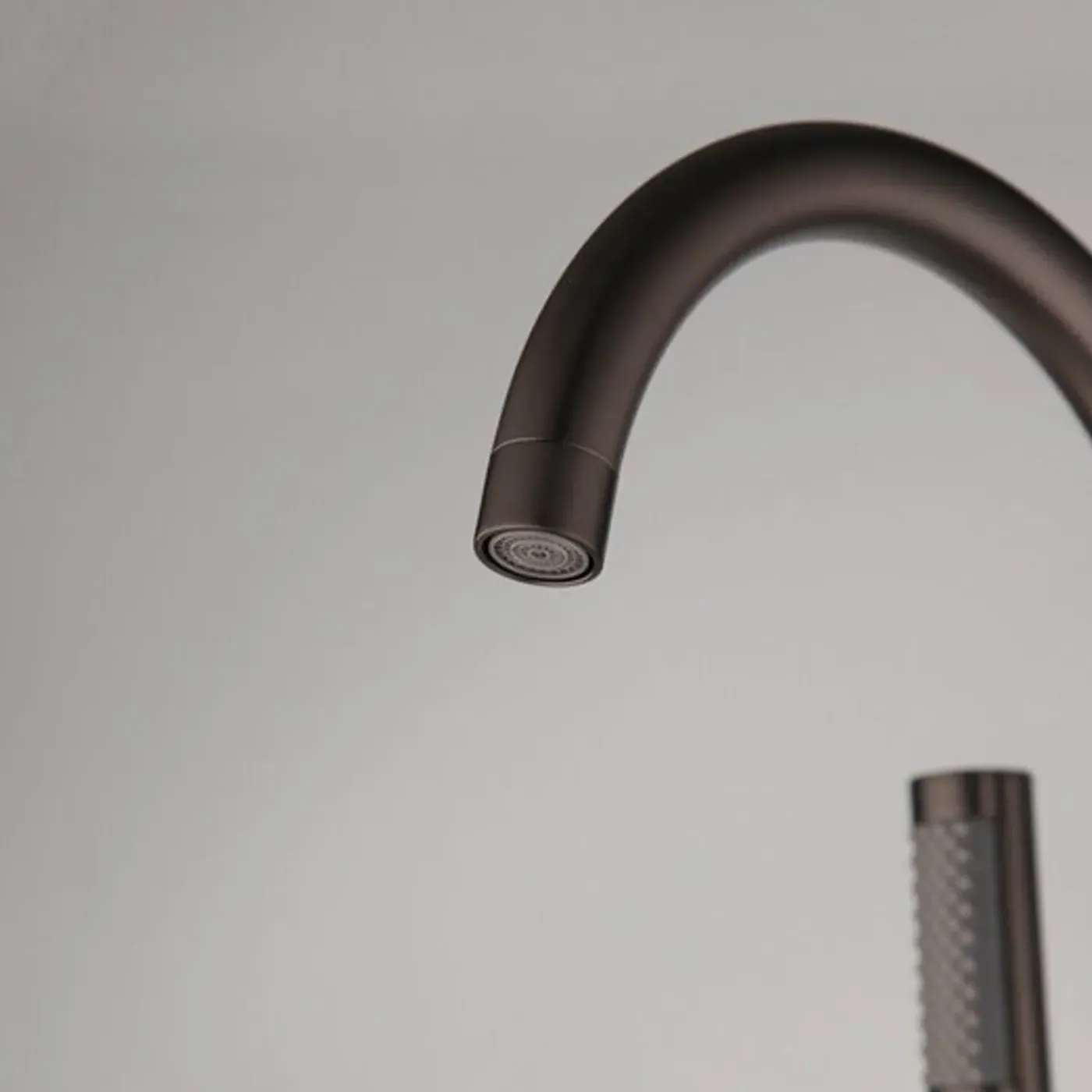 WEBO sanitair WEBO Vrijstaande Badmengkraan met staafhanddouche en 150cm doucheslang Gun Metal Badkraan Rio