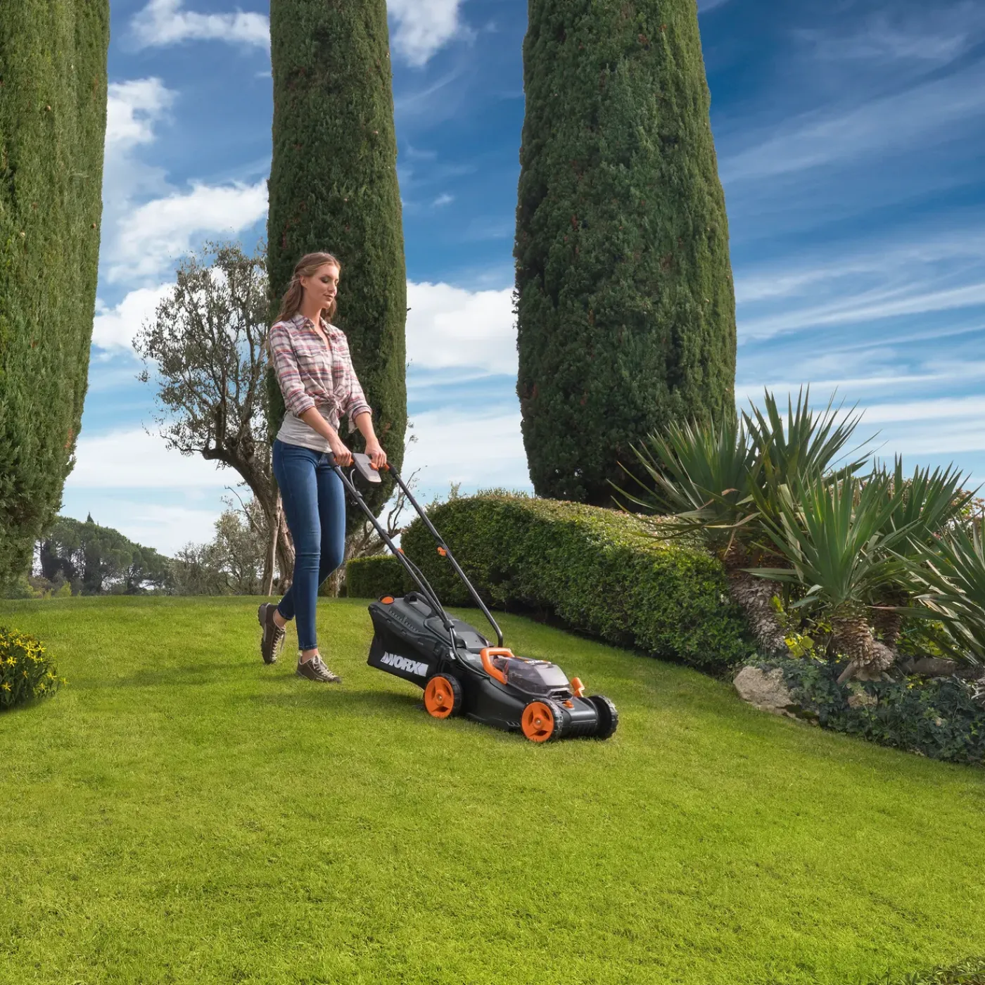 Worx accu grasmaaier WG779E 2x20V + accu grastrimmer WG157E 1x20V - incl. 2 accu's + lader